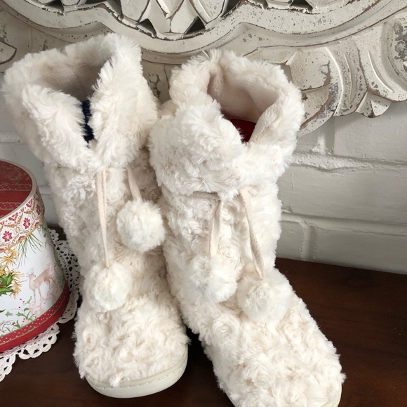 FUZZY BOOTY SLIPPERS - Picture 10 of 13